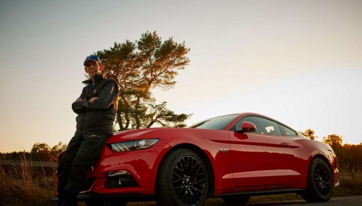 Ford Mustang V8 5.0, che un uomo si regala per i suoi 97 anni in Svezia.