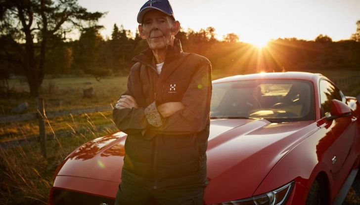 Ford Mustang V8 5.0, che un uomo si regala per i suoi 97 anni in Svezia.