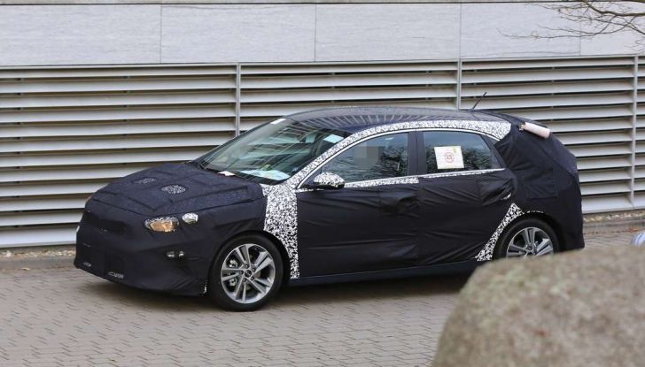 Kia Ceed 2017, prime immagini spia della nuova generazione - Foto 12 di 16
