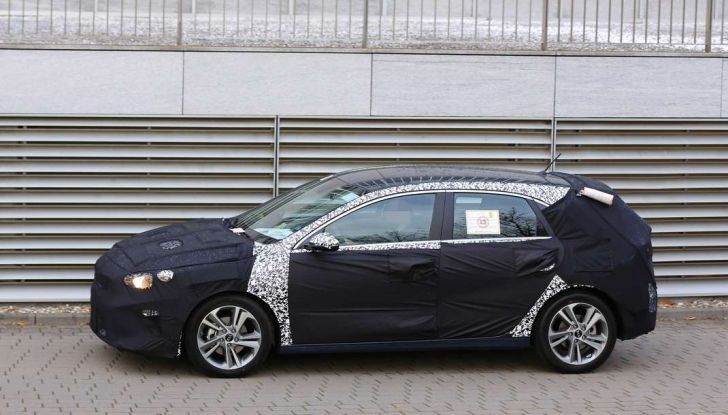 Kia Ceed 2017, prime immagini spia della nuova generazione - Foto 13 di 16