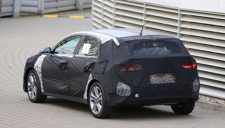 Kia Ceed 2017, prime immagini spia della nuova generazione - Foto 14 di 16