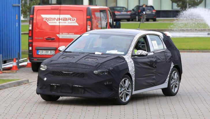 Kia Ceed 2017, prime immagini spia della nuova generazione - Foto 5 di 16
