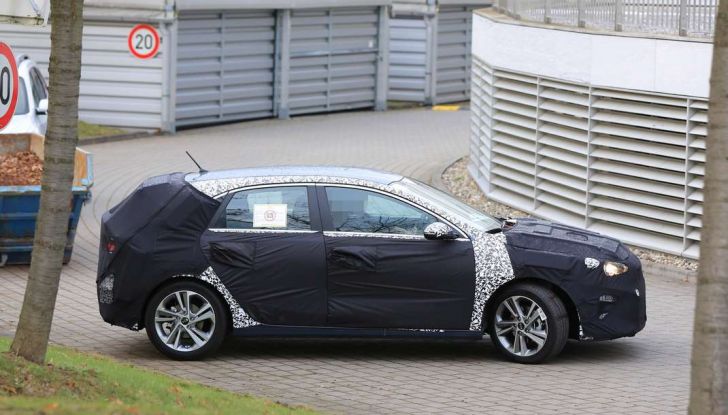 Kia Ceed 2017, prime immagini spia della nuova generazione - Foto 7 di 16