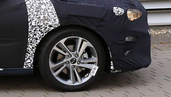 Kia Ceed 2017, prime immagini spia della nuova generazione - Foto 9 di 16