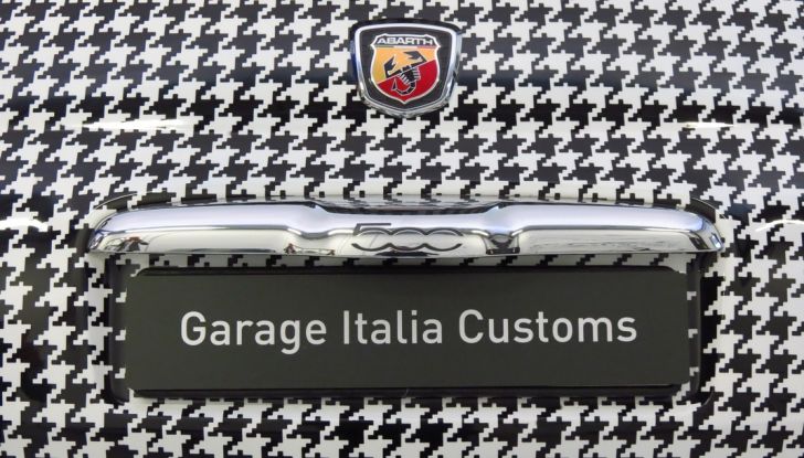 lapo elkann vende la fiat 500 pied de poule logo