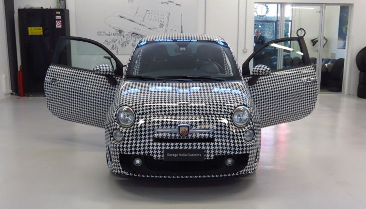 lapo elkann vende la fiat 500 pied de poule apertura porte