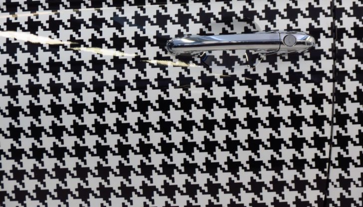 Lapo elkann vende la fiat 500 pied de poule dettaglio maniglia