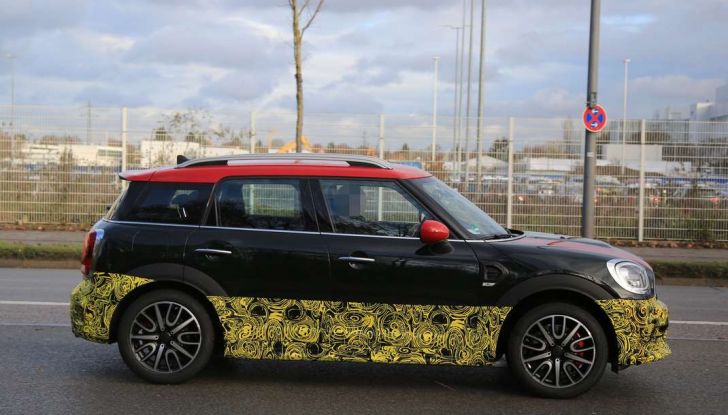 MINI Countryman John Cooper Works, foto spia con meno camuffature - Foto 6 di 7
