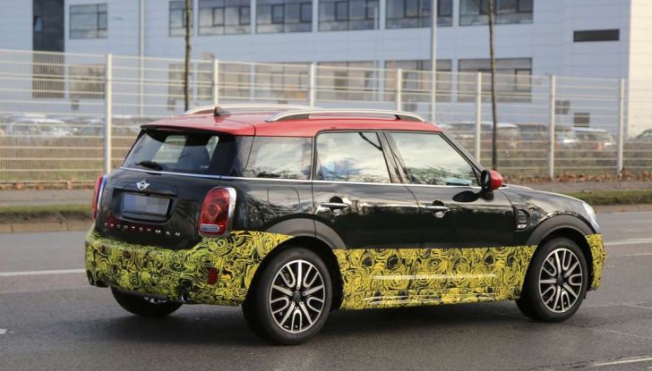 MINI Countryman John Cooper Works, foto spia con meno camuffature - Foto 2 di 7