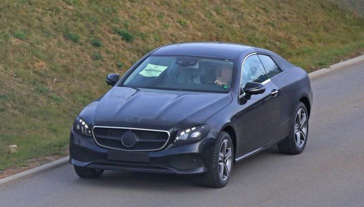 Nuova Mercedes Classe E Coupé, foto spia della versione quasi definitiva - Foto 12 di 22