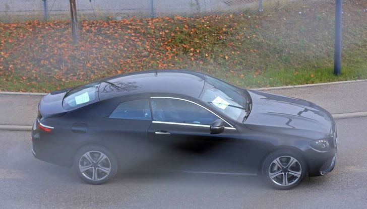 Nuova Mercedes Classe E Coupé, foto spia della versione quasi definitiva - Foto 17 di 22