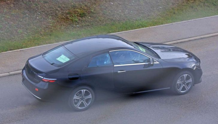 Nuova Mercedes Classe E Coupé, foto spia della versione quasi definitiva - Foto 18 di 22