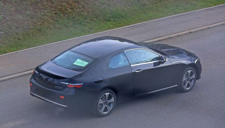 Nuova Mercedes Classe E Coupé, foto spia della versione quasi definitiva - Foto 19 di 22