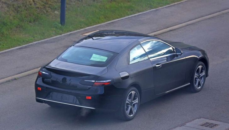 Nuova Mercedes Classe E Coupé, foto spia della versione quasi definitiva - Foto 20 di 22