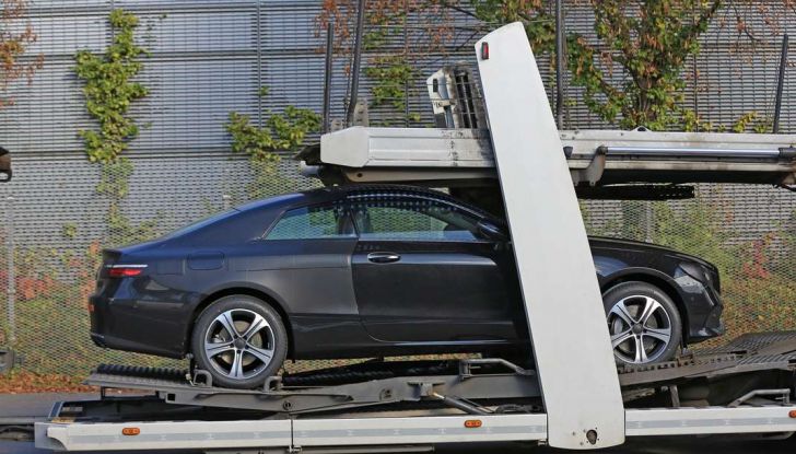 Nuova Mercedes Classe E Coupé, foto spia della versione quasi definitiva - Foto 2 di 22