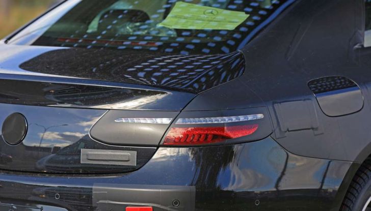 Nuova Mercedes Classe E Coupé, foto spia della versione quasi definitiva - Foto 10 di 22