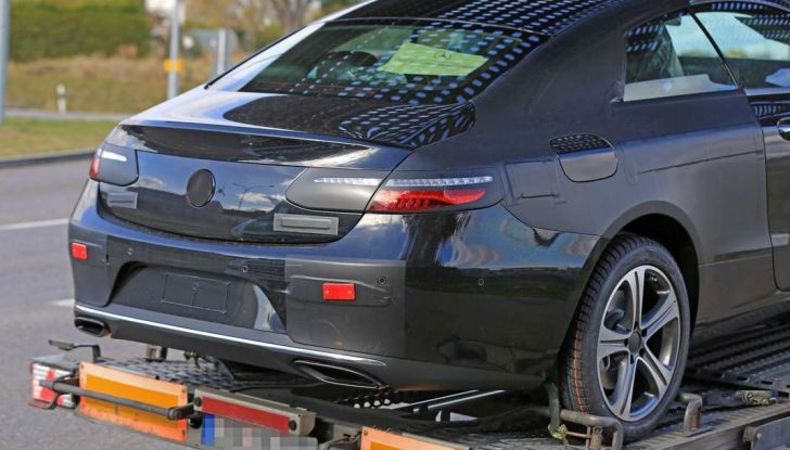 Nuova Mercedes Classe E Coupé, foto spia della versione quasi definitiva - Foto 11 di 22