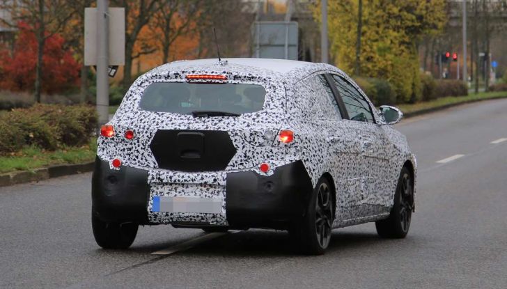 Opel Corsa 5 porte, prime foto spia dei test su strada - Foto 4 di 19