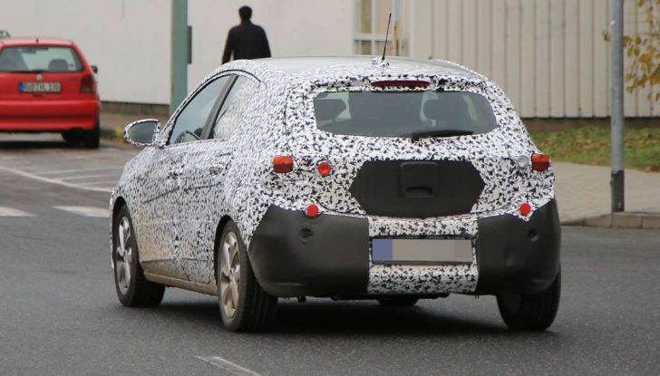 Opel Corsa 5 porte, prime foto spia dei test su strada - Foto 11 di 19