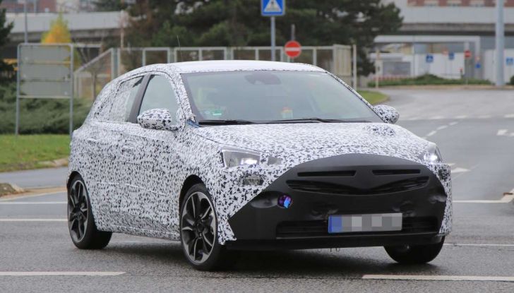Opel Corsa 5 porte, prime foto spia dei test su strada - Foto 13 di 19
