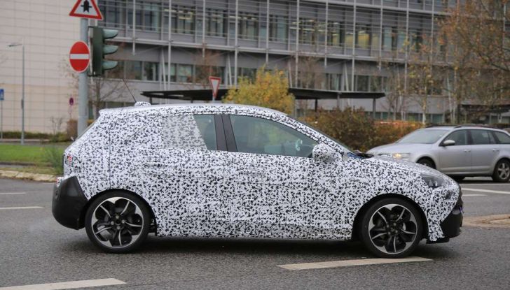 Opel Corsa 5 porte, prime foto spia dei test su strada - Foto 16 di 19