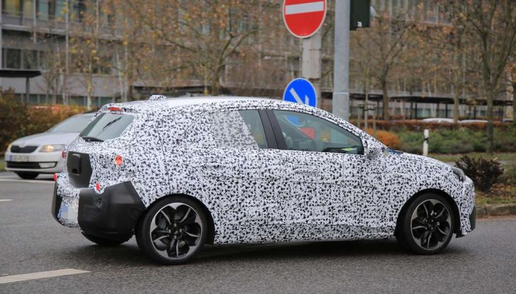 Opel Corsa 5 porte, prime foto spia dei test su strada - Foto 17 di 19