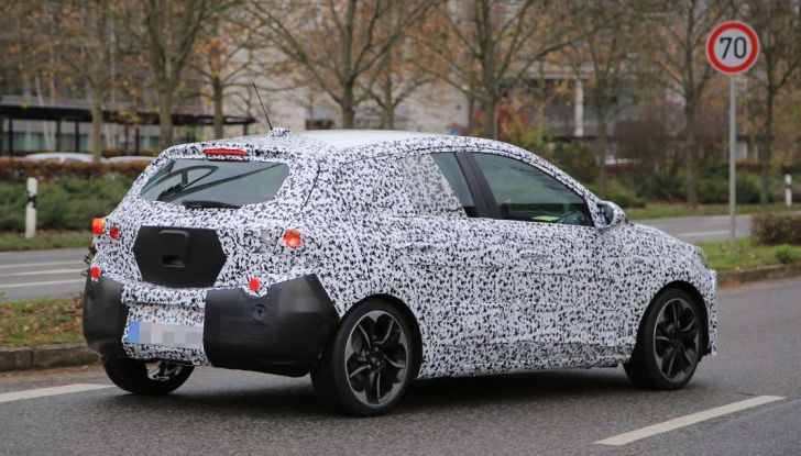 Opel Corsa 5 porte, prime foto spia dei test su strada - Foto 18 di 19