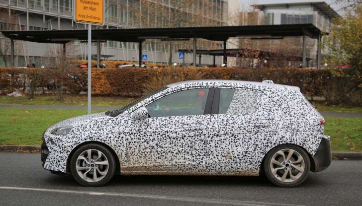 Opel Corsa 5 porte, prime foto spia dei test su strada - Foto 9 di 19