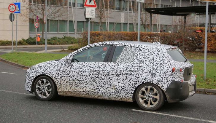 Opel Corsa 5 porte, prime foto spia dei test su strada - Foto 2 di 19