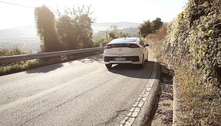 Hyundai Ioniq Hybrid 2016: la nostra prova su strada - Foto 1 di 31