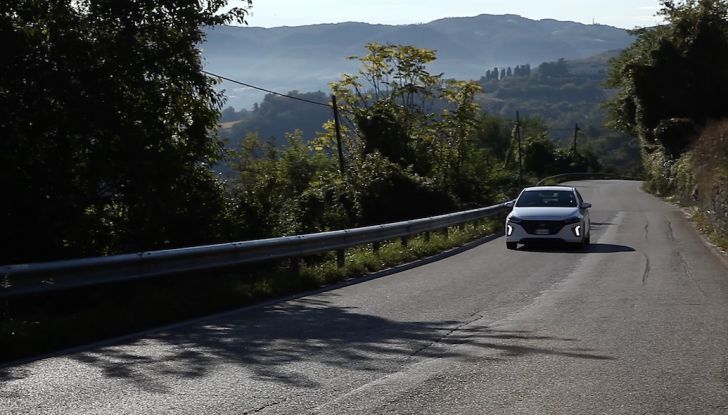 Hyundai Ioniq Hybrid 2016: la nostra prova su strada - Foto 13 di 31