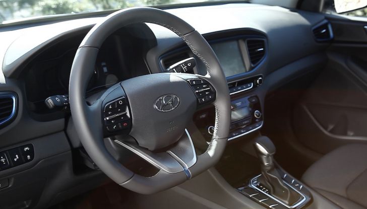 Hyundai Ioniq Hybrid 2016: la nostra prova su strada - Foto 17 di 31