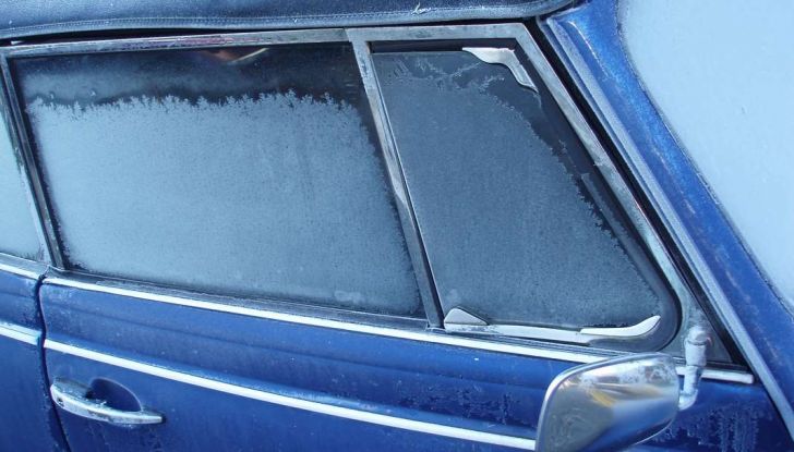 Spray per scongelare parabrezza e serrature: cos’è e come funziona - Foto 2 di 7