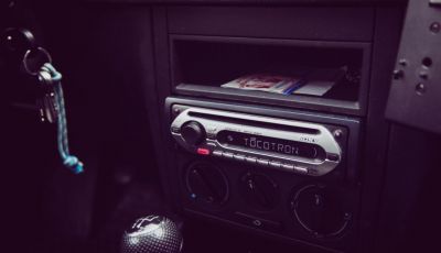 Volume dell’autoradio troppo alto in auto? Ecco le sanzioni previste