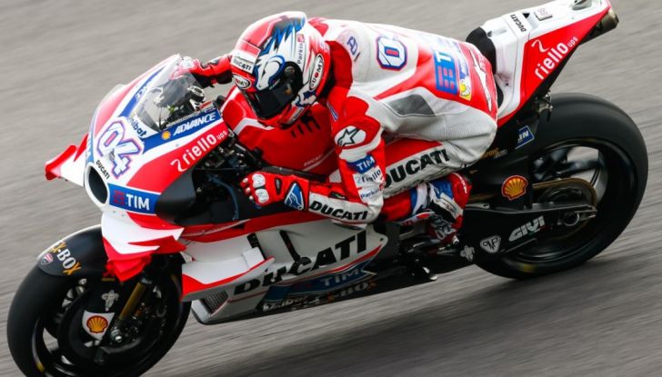 Risultati MotoGP 2016, Valencia: Lorenzo vince l’ultima gara della stagione, Rossi quarto - Foto 3 di 19