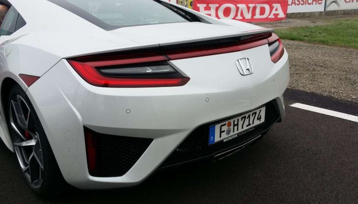 Nuova Honda NSX 2017, profilo posteriore.