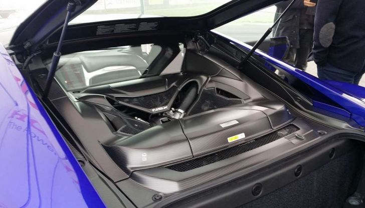 Nuova Honda NSX 2017, apertura cofano.