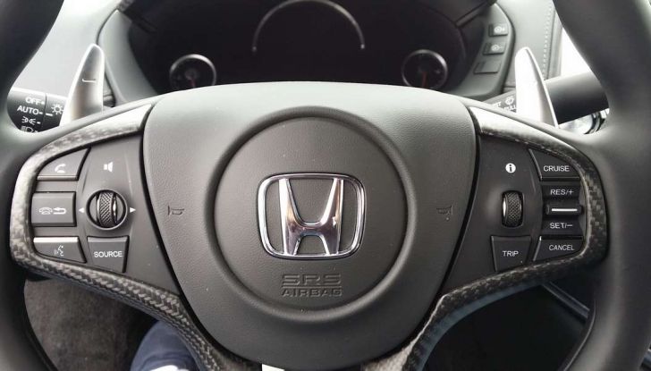 Nuova Honda NSX 2017, volante.
