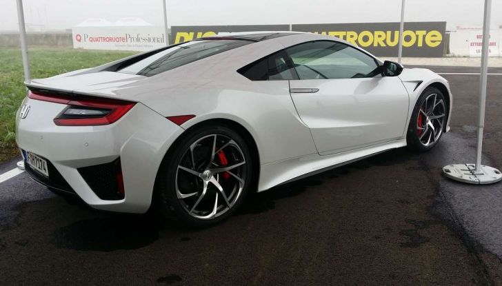 Honda NSX 2017, design sportivo laterale posteriore.