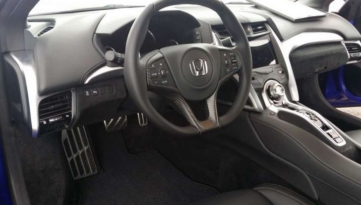 Nuova Honda NSX 2017, postazione di guida.