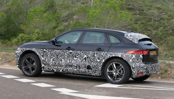Jaguar I-PACE, prime foto spia del SUV elettrico - Foto 3 di 9