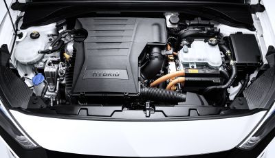 Auto ibride e auto elettriche: differenze, caratteristiche e vantaggi