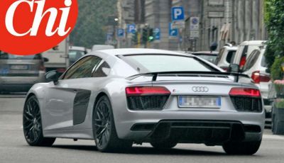 Maurizio Crozza sorpreso da CHI a bordo di una potente Audi R8 V10 Coupè