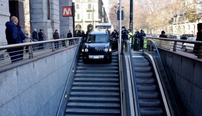 Torino, in auto sulle scale della metro di Porta Nuova
