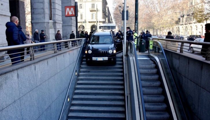 Torino, in auto sulle scale della metro di Porta Nuova - Foto 1 di 3