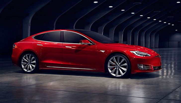 Trump rilancia la guerra commerciale: dazi al 25% su auto e chip - Foto 8 di 10