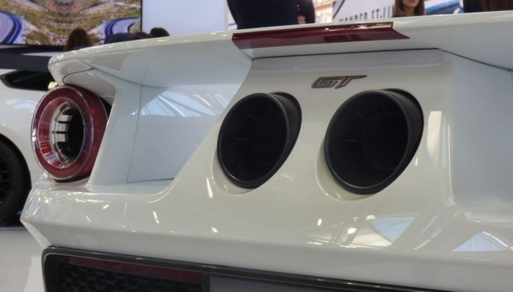 Ford GT 2017, dettaglio posteriore in primo piano.