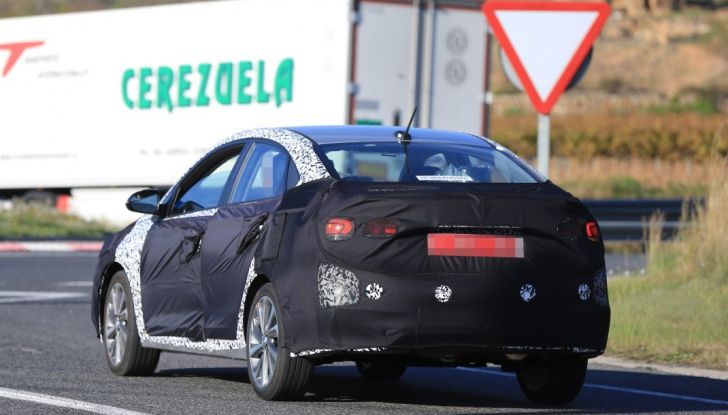 Foto spia Hyundai Accent 2017, foto spia.