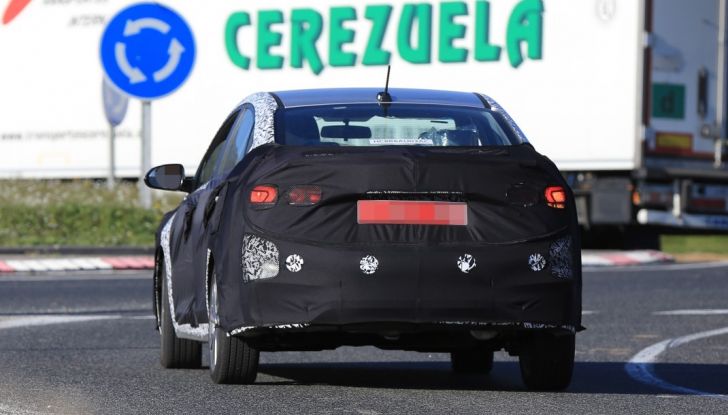 Foto spia Hyundai Accent 2017, posteriore.