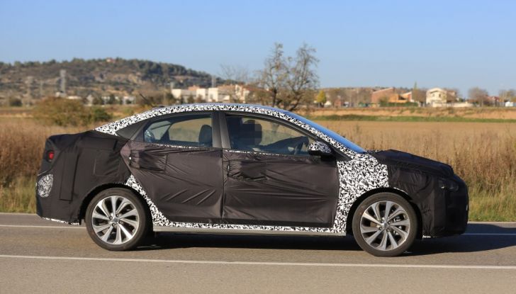 Foto spia Hyundai Accent 2017, fiancata.